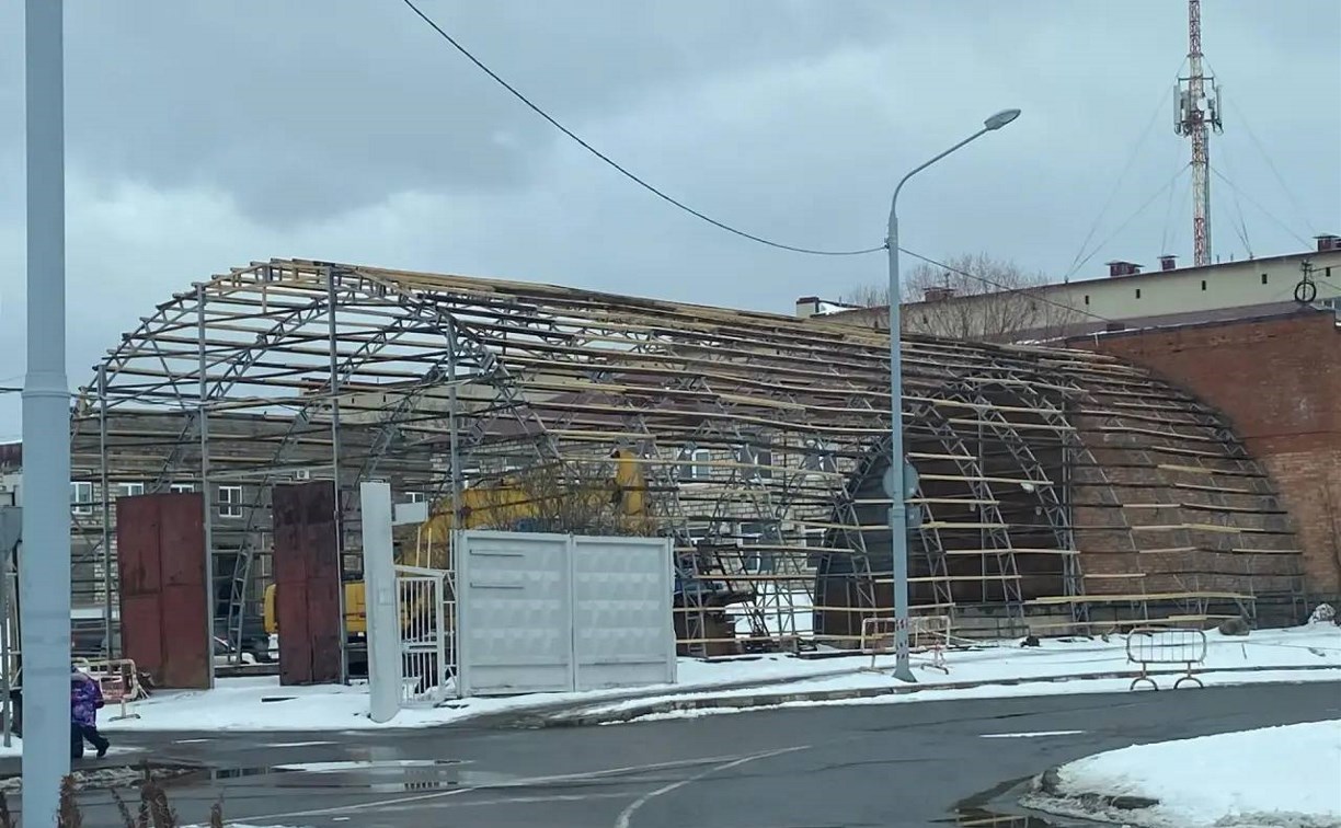 Собственников ветхого ангара в Южно-Сахалинске заставили привести строение в порядок 