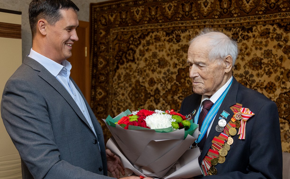 Ветерана Великой Отечественной войны Вячеслава Гаврилова в Южно-Сахалинске поздравляют с 99-летием  Ветерана Великой Отечественной войны Вячеслава Гаврилова в Южно-Сахалинске поздравляют с 99-летием