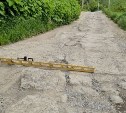 В Холмске отремонтировали дорогу к школе только после вмешательства прокурора