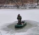 "Витя молодец": на Найбе сахалинцы ловят корюшку, затащив резиновую лодку прямо на лёд