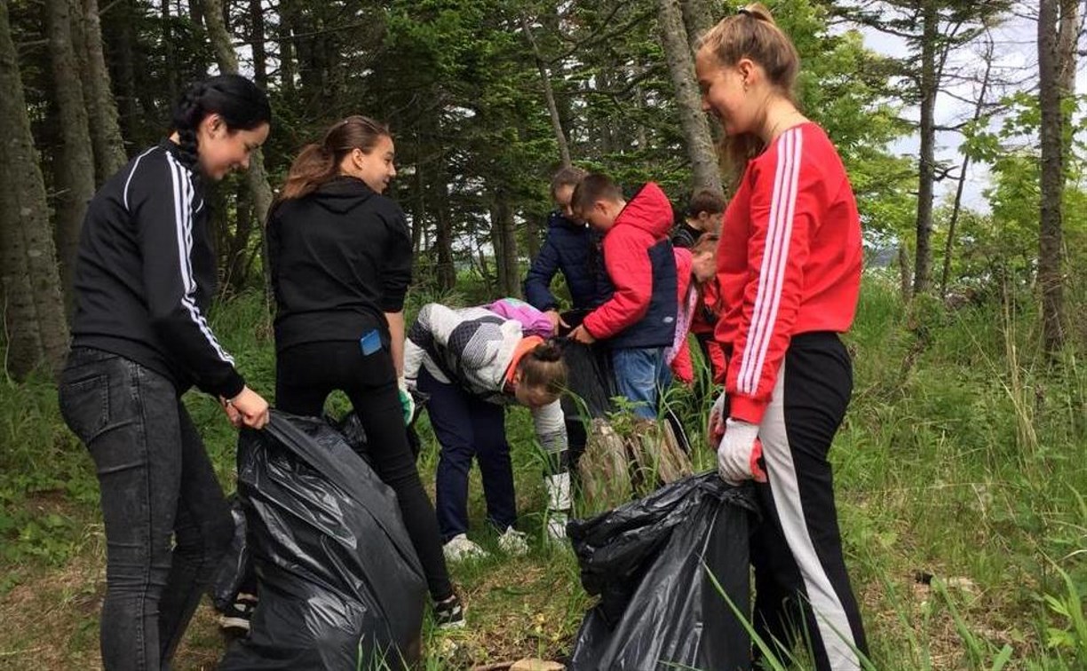 Школьники навели чистоту на берегу Большого Чибисанского озера
