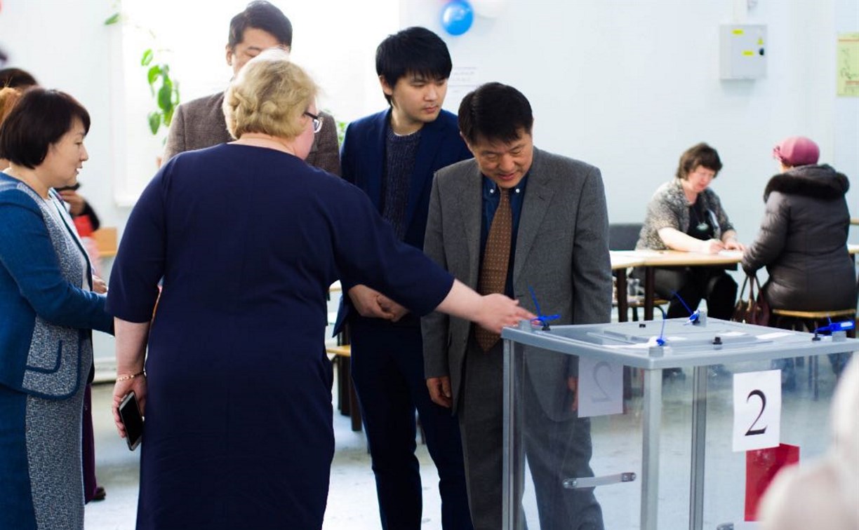Делегация из Республики Кореи удивилась прозрачным урнам на выборах президента РФ в Южно-Сахалинске