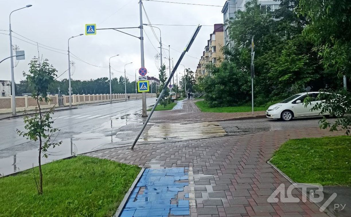 В Южно-Сахалинске "загрустил" дорожный знак