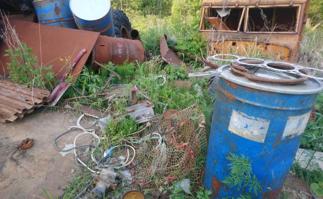 Корсаковский пенсионер годами складировал всевозможный мусор возле дома