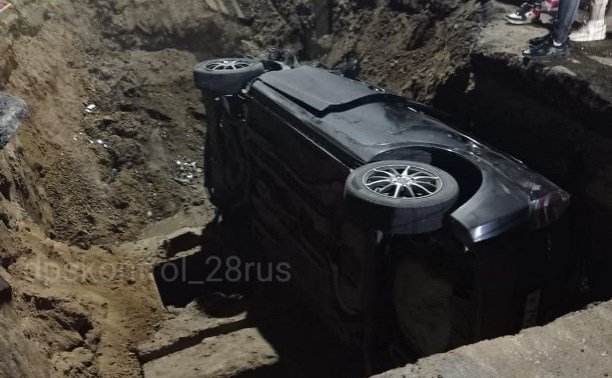 Toyota Aqua с двумя пассажирами рухнула в глубокую яму в Благовещенске
