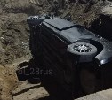 Toyota Aqua с двумя пассажирами рухнула в глубокую яму в Благовещенске