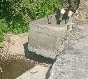 "Разбирают мост по частям": холмчан возмутила техника, достающая бетонные блоки из реки