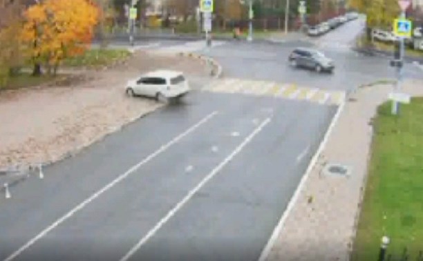 От сильного удара в ДТП кроссовер вынесло на тротуар в Южно-Сахалинске