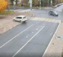 От сильного удара в ДТП кроссовер вынесло на тротуар в Южно-Сахалинске 
