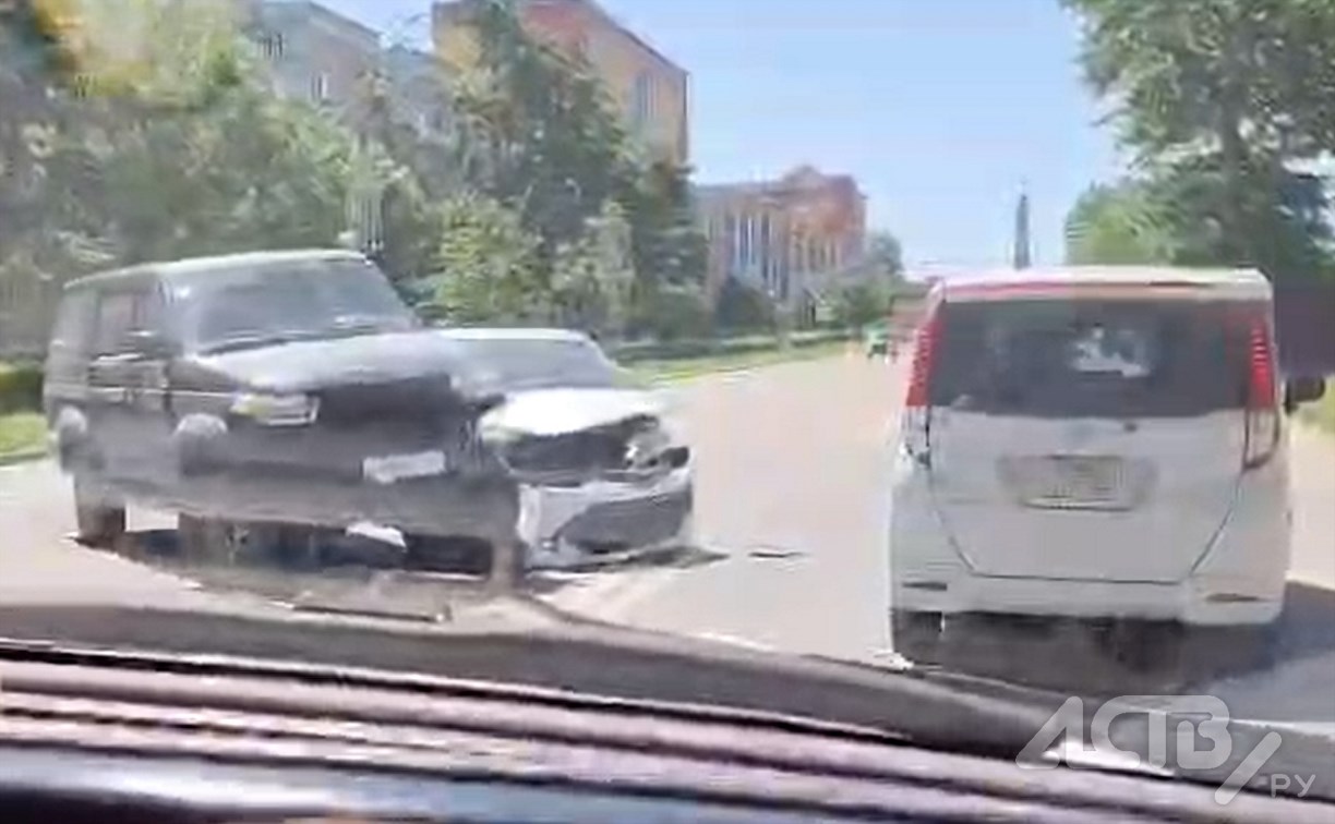 Столкнувшиеся авто затруднили проезд по ул. Ленина в Южно-Сахалинске 