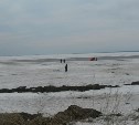 Льдину с тремя десятками рыбаков оторвало на озере Буссе