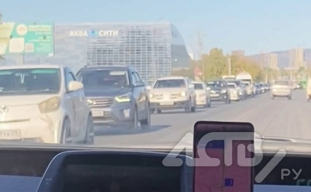 Пробка, которой не видно конца, образовалась на выезде из Южно-Сахалинска