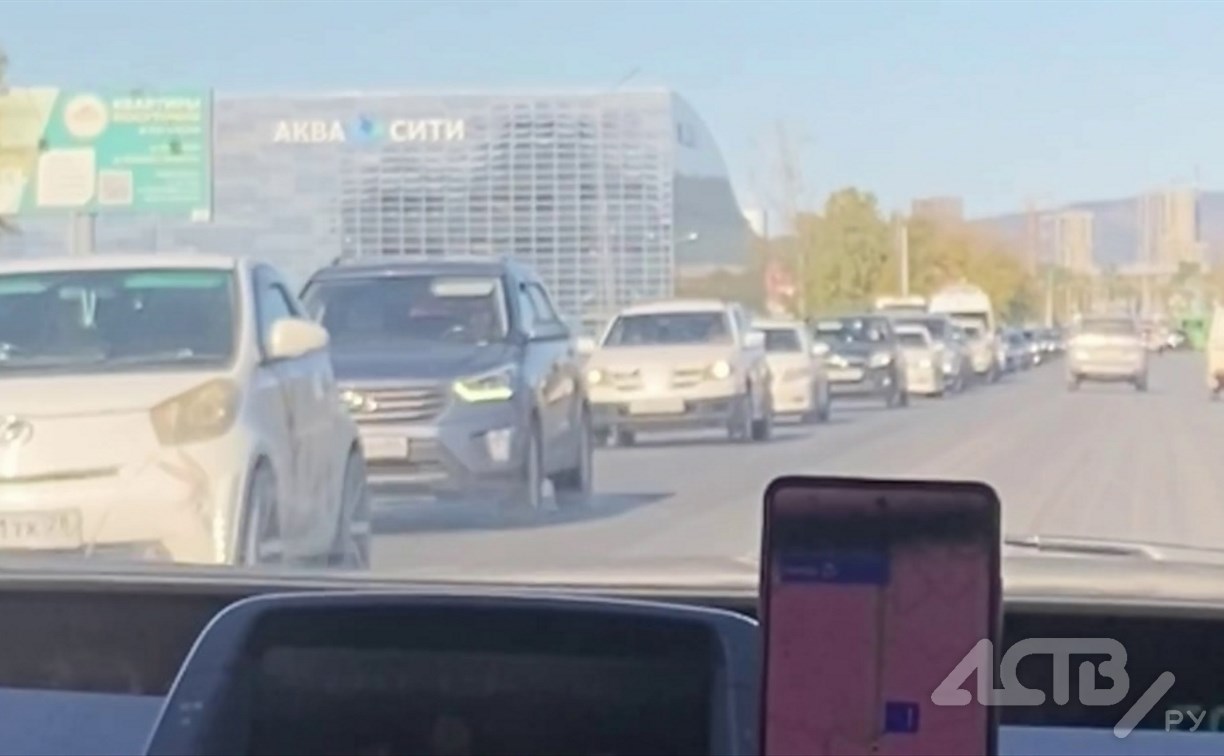 Пробка, которой не видно конца, образовалась на выезде из Южно-Сахалинска