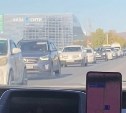 Пробка, которой не видно конца, образовалась на выезде из Южно-Сахалинска