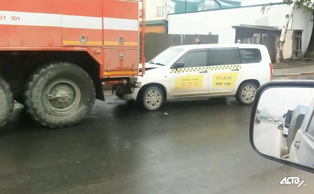 Автомобиль такси врезался в пожарную машину в Южно-Сахалинске