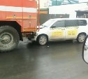 Автомобиль такси врезался в пожарную машину в Южно-Сахалинске