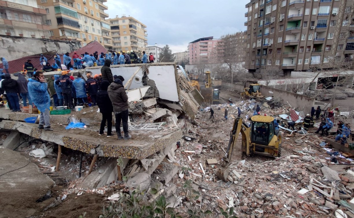 Новое мощное землетрясение произошло в Турции – под завалы попали люди