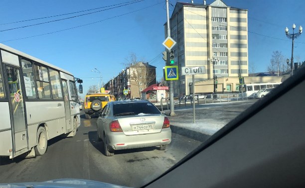 Микроавтобус и легковой автомобиль столкнулись на улице Комсомольской в Южно-Сахалинске