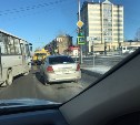 Микроавтобус и легковой автомобиль столкнулись на улице Комсомольской в Южно-Сахалинске