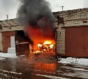 В Поронайске утром загорелся гараж 