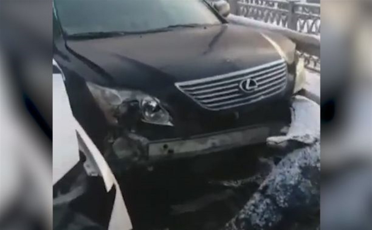 На виадуке в Южно-Сахалинске столкнулись четыре автомобиля