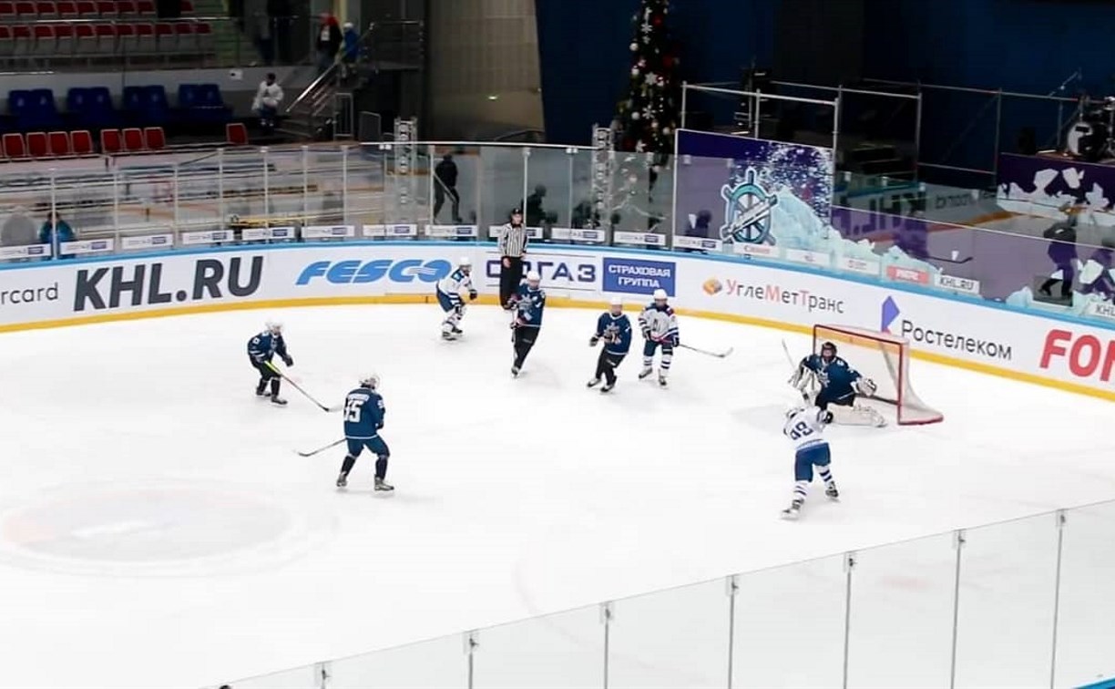 Сахалинские хоккеисты вырвались в лидеры на первенстве ДФО