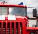 Бесхозный гараж и сухая трава загорелись в Корсакове, обошлось без жертв