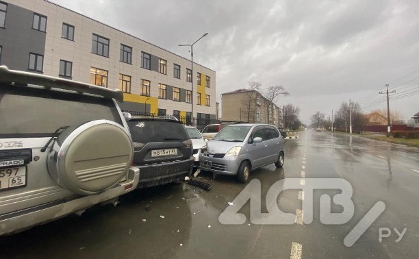 Очевидцы: пьяный мужчина без прав на чужом авто протаранил четыре машины в Аниве
