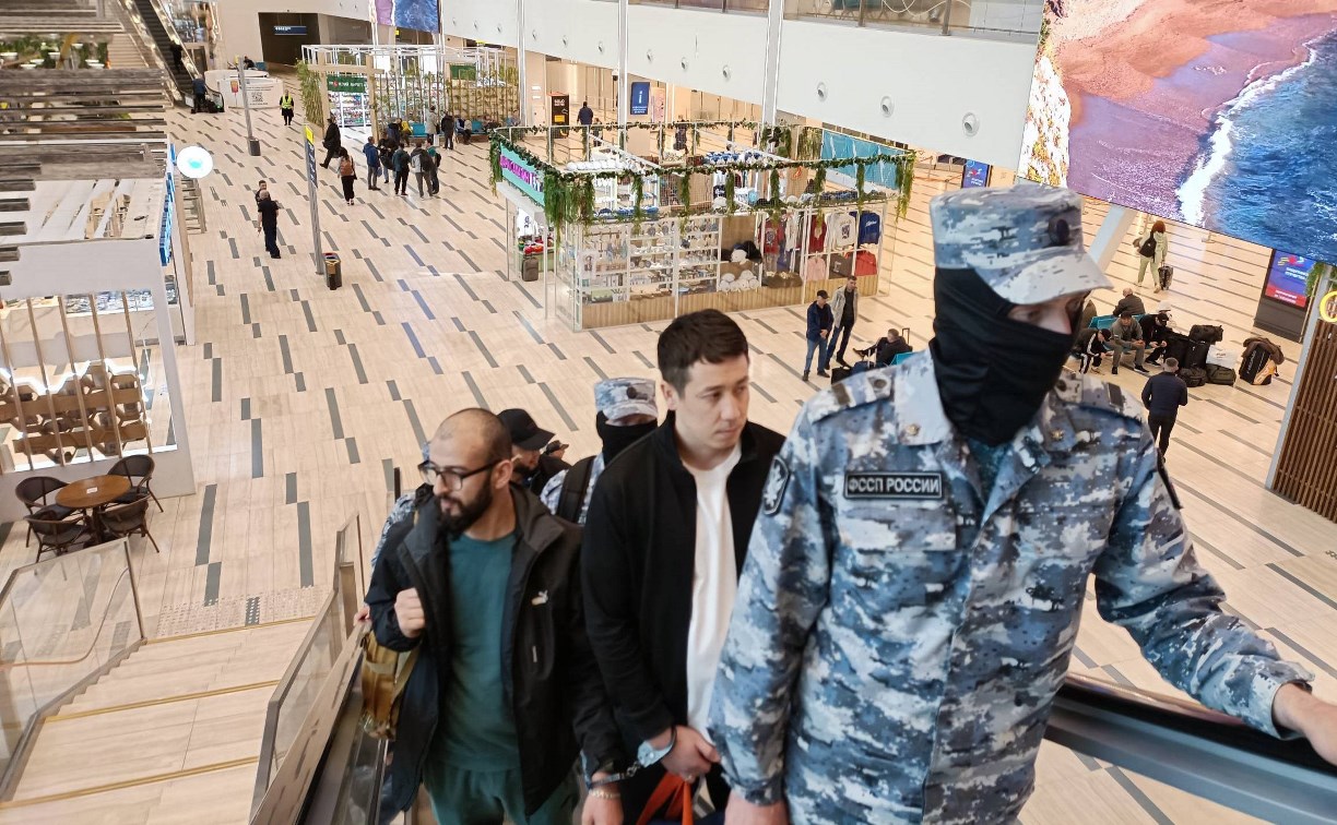С Сахалина выдворили очередную партию нелегальных мигрантов 