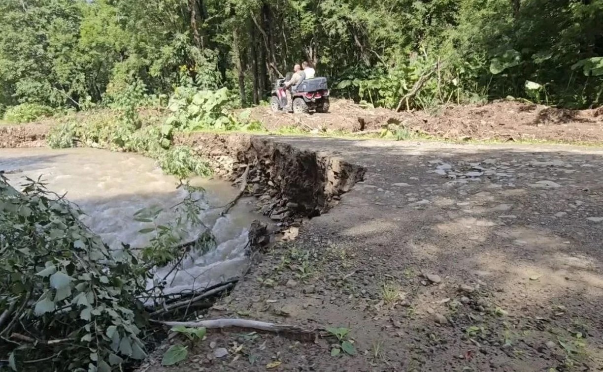 На Сахалине разгребают завалы после схода селей по дороге в Пильво