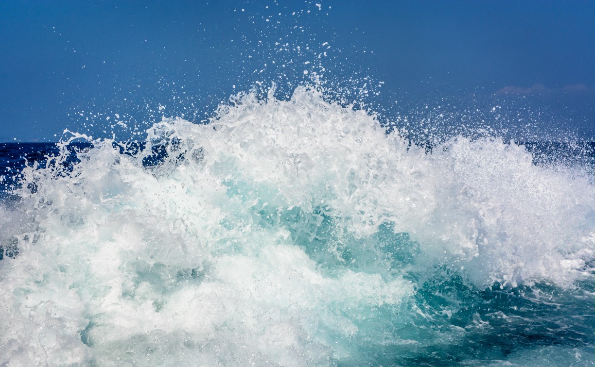 Шестиметровые волны прогнозируют в Охотском море