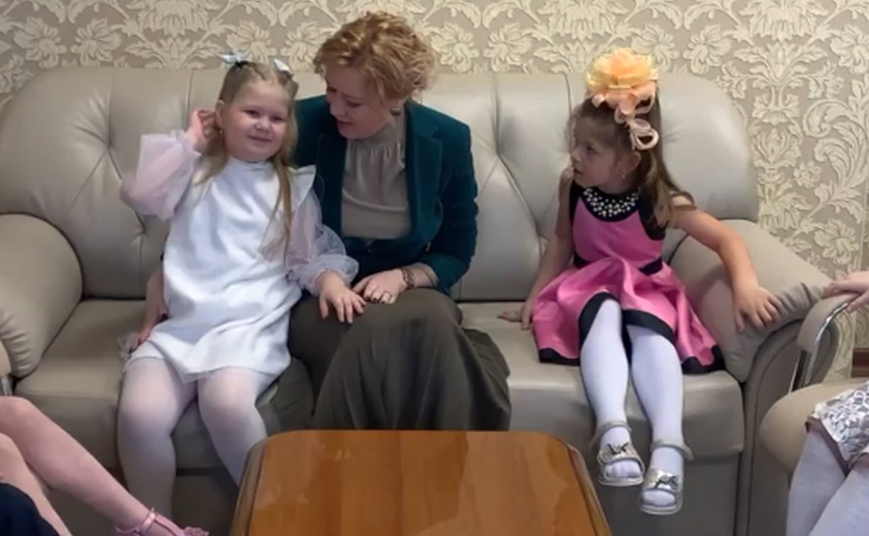 "Можно ли наказывать детей?": дошколята взяли интервью у сахалинского министра образования