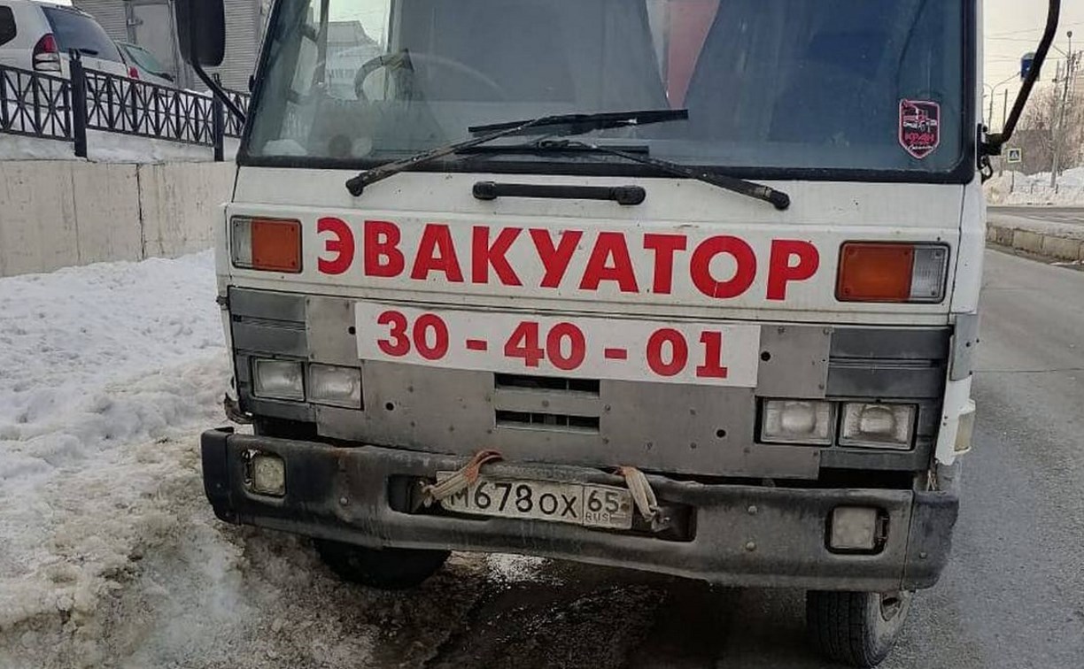 Брошенный эвакуатор мешает дорожникам вывозить снег в Южно-Сахалинске