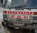 Брошенный эвакуатор мешает дорожникам вывозить снег в Южно-Сахалинске