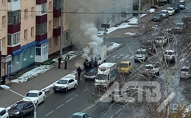 В Южно-Сахалинске прямо на дороге загорелся грузовик