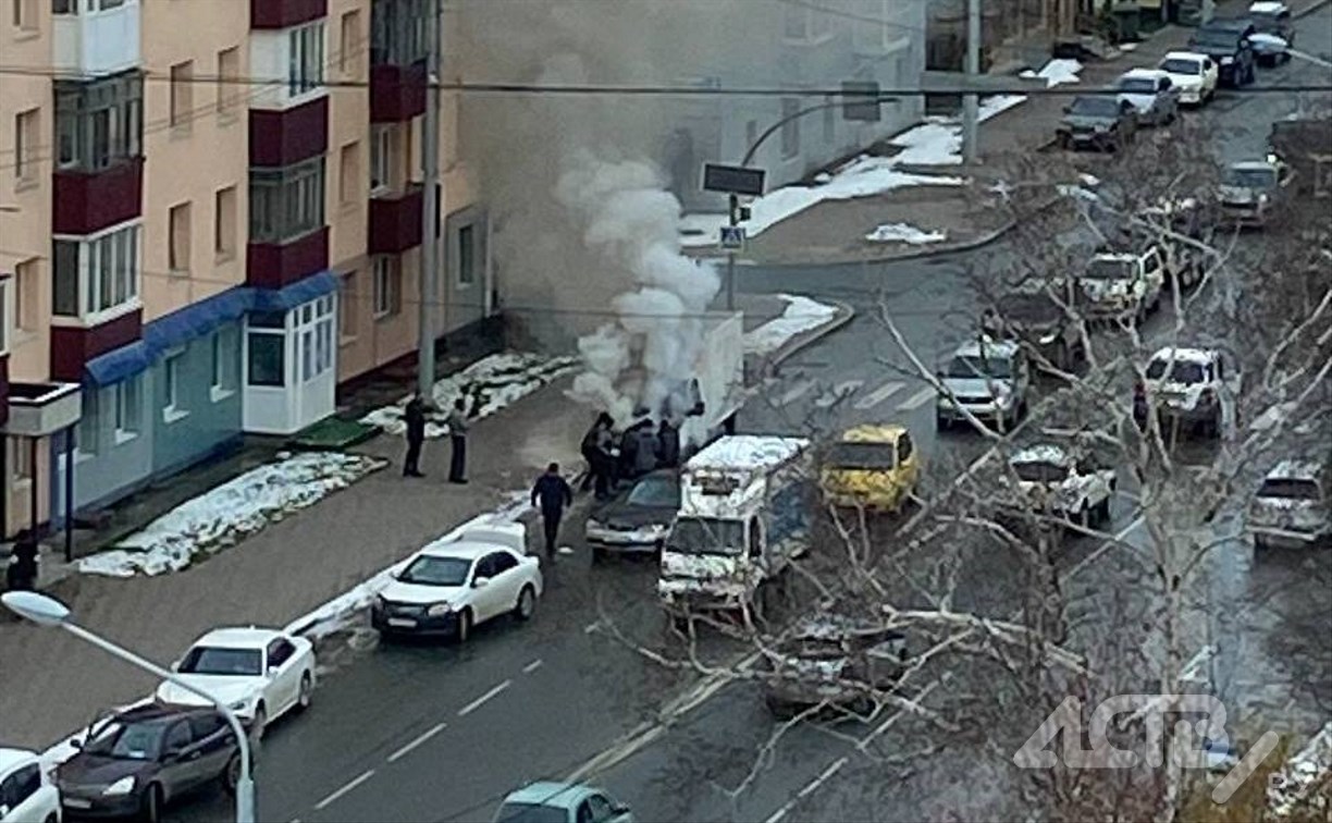 В Южно-Сахалинске прямо на дороге загорелся грузовик 