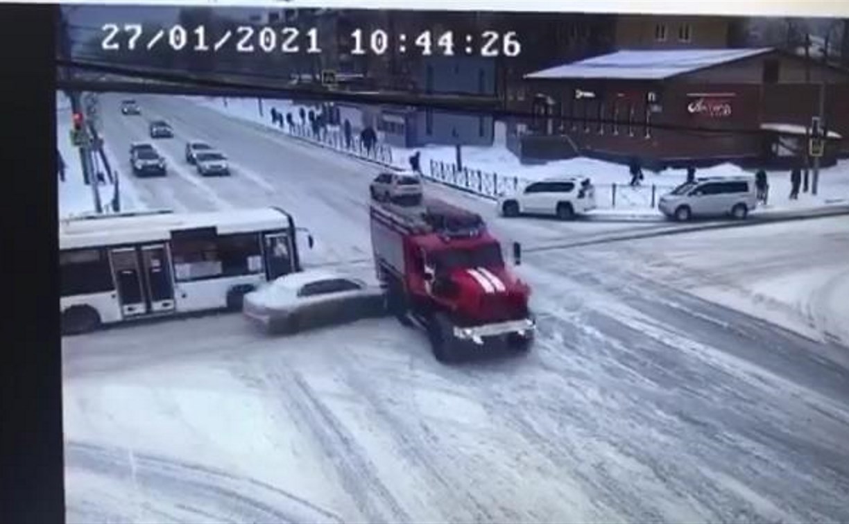 Столкновение пожарного автомобиля и седана в Южно-Сахалинске попало в объективы камер наблюдения