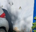 Водитель припарковался у подстанции и помешал энергетикам в Южно-Сахалинске ликвидировать аварию