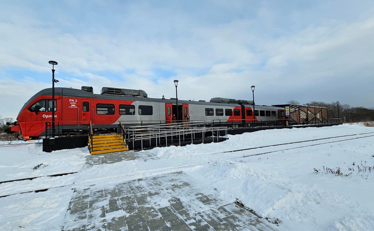 Движение пригородных поездов на Сахалине возобновится в воскресенье