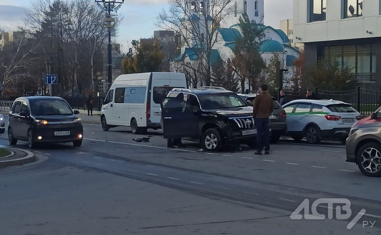 Автомобилю Toyota Land Cruiser Prado подбили "глаз" в Южно-Сахалинске
