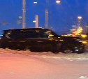 Lexus "расцвёл" на заснеженной клумбе в Южно-Сахалинске