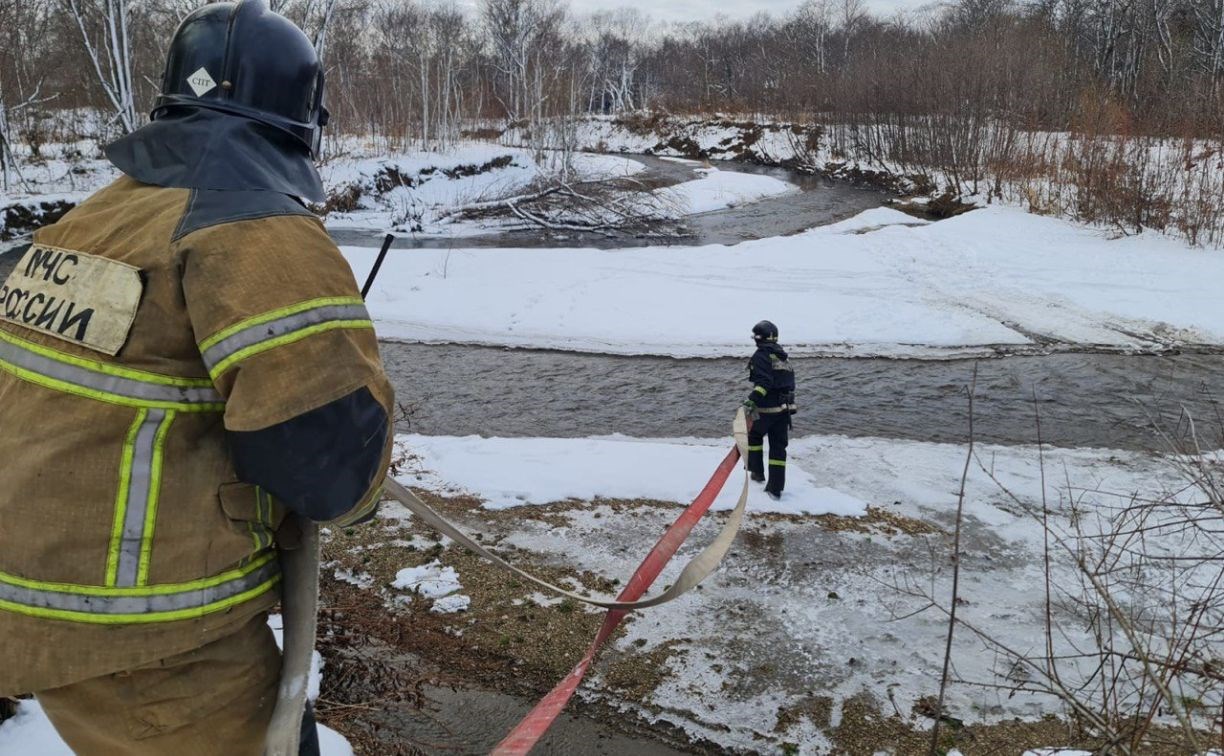 Пожар в частном доме в Южно-Сахалинске тушили пять часов