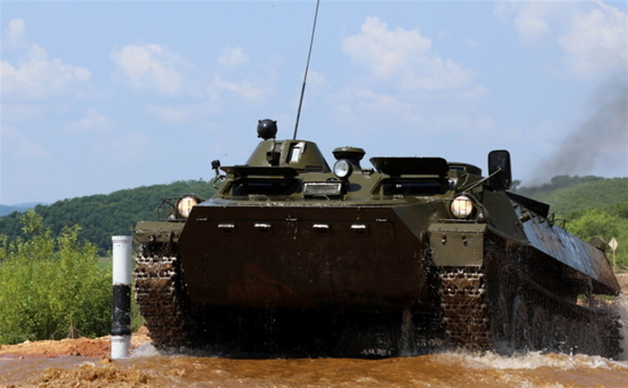 Военнослужащие на Сахалине совершенствуют навыки вождения боевых машин