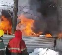 Хозпостройка загорелась на строительной площадке в Южно-Сахалинске