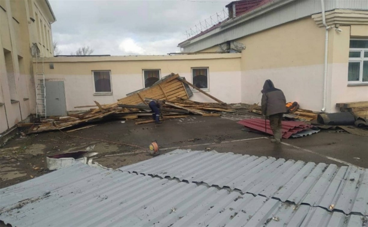 Снесённую ураганом крышу на сахалинской школе начали ремонтировать