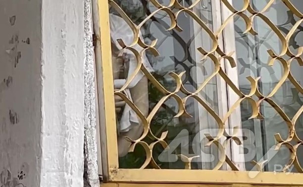 Неутомимого онаниста сняли на видео у детской площадки в Южно-Сахалинске