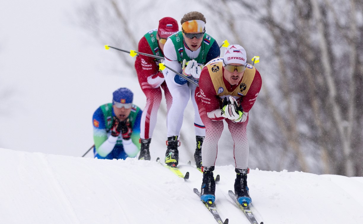 Сергей Забалуев опередил Александра Большунова на последних метрах мужской эстафеты на Сахалине