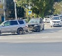 Автомобиль Nissan X-Trail остался без бампера в результате ДТП в Южно-Сахалинске