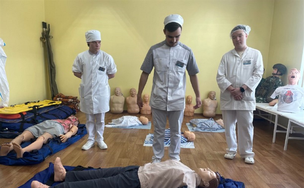 Более 100 школьников попробовали себя в роли врачей в Южно-Сахалинске
