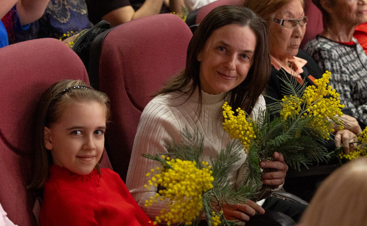 Творчество, весна и море цветов: южносахалинок поздравили с наступающим 8 Марта